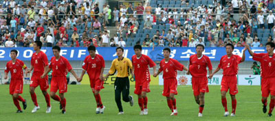 북한 청소년축구대표팀 선수들이 18일 오후 제주월드컵경기장에서 열린 2007 국제축구연맹(FIFA) 17세 이하(U17) 월드컵 개막전을 끝낸 뒤 응원단에게 인사하고 있다. 