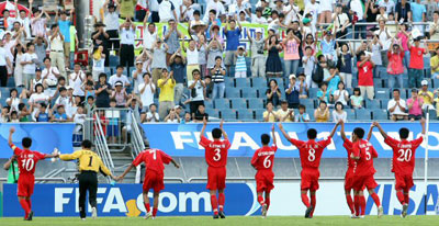 북한 청소년축구대표팀 선수들이 18일 오후 제주월드컵경기장에서 열린 2007 국제축구연맹(FIFA) 17세 이하(U17) 월드컵 개막전을 끝낸 뒤 응원단에게 인사하고 있다. 