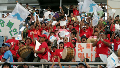 18일 오후 제주월드컵경기장에서 2007 국제축구연맹(FIFA) 17세 이하(U17) 월드컵 개막전 북한과 잉글랜드의 경기가 열린 가운데 도민들이 한반기 등을 들고 북한팀을 응원하고 있다. 