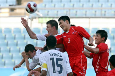 2007 국제축구연맹(FIFA) 17세 이하(U17) 월드컵 개막전에서 북한의 리형무와 잉글랜드의 토마스 스미스 등이 골문 앞에서 공중볼을 다투고 있다. 