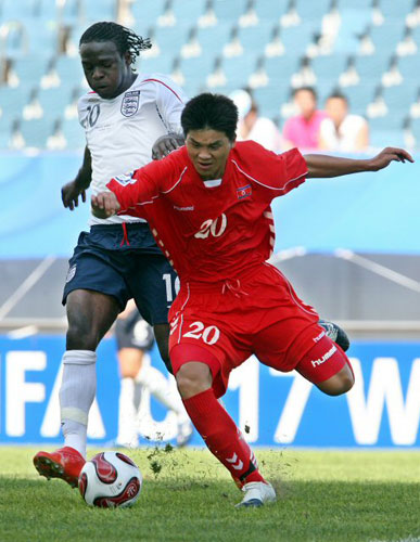 2007 국제축구연맹(FIFA) 17세 이하(U17) 월드컵 개막전에서 북한의 오진혁과 잉글랜드의 빅터 모세스가 볼을 다투고 있다 