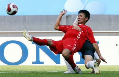 2007 국제축구연맹(FIFA) 17세 이하(U17) 월드컵 개막전에서 북한의 강철룡이 잉글랜드 선수의 저지에도 불구하고 볼에 대한 집착력을 보이고 있다. 