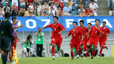 2007 국제축구연맹(FIFA) 17세 이하(U17) 월드컵 개막전 북한과 잉글랜드의 경기에서 북한의 림철민 선수가 후반 동점골을 넣은 뒤 기뻐하며 감독 앞으로 뛰어가고 있다. 