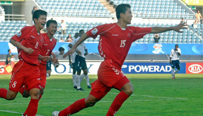 2007 국제축구연맹(FIFA) 17세 이하(U17) 월드컵 개막전 북한과 잉글랜드의 경기에서 북한의 림철민(15번) 선수가 후반 동점골을 넣은 뒤 기뻐하며 감독 앞으로 뛰어가고 있다. 