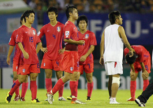 18일 수원종합운동장에서 열린 국제축구연맹(FIFA) U-17 월드컵 A조 1차전 페루와의 경기에서 0-1로 석패한 대표팀 선수들이 아쉬운 표정을 짓고 있다. 