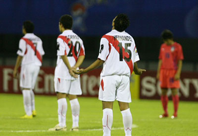 18일 수원종합운동장에서 열린 국제축구연맹(FIFA) U-17 월드컵 A조 1차전 한국과 페루의 경기에서 전반 시작 전에 양팀 선수들이 페루 대규모 지진으로 발생한 수백명의 사상자들을 위해 묵념하고 있다. 이날 페루 선수들은 왼쪽 팔에 검은색 리본을 달고 경기에 임했다. 