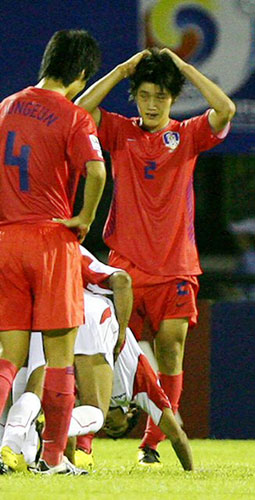 18일 수원종합운동장에서 열린 국제축구연맹(FIFA) U-17 월드컵 A조 1차전 페루와의 경기에서 한용수가 레드카드를 받고 괴로운 표정을 짓고 있다. 