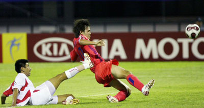 18일 수원종합운동장에서 열린 국제축구연맹(FIFA) U-17 월드컵 A조 1차전 페루와의 경기에서 최진수가 문전에서 골 찬스를 놓치고 있다. 