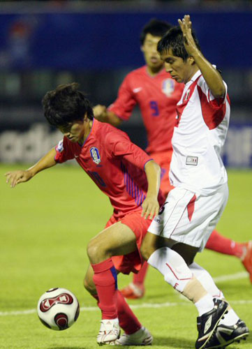 18일 수원종합운동장에서 열린 국제축구연맹(FIFA) U-17 월드컵 A조 1차전 페루와의 경기에서 최진수가 페루 수비수들을 뚫고 돌파를 시도하고 있다. 