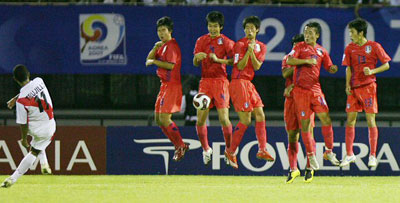  18일 수원종합운동장에서 열린 국제축구연맹(FIFA) U-17 월드컵 A조 1차전 페루와의 경기에서 선수들이 페루 루이스 트루질로의 프리킥을 몸으로 막아내고 있다. 