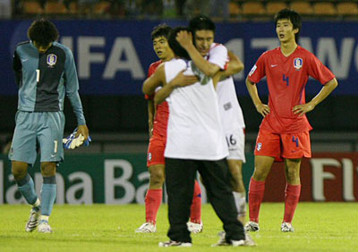 18일 수원종합운동장에서 열린 국제축구연맹(FIFA) U-17 월드컵 A조 1차전 페루와의 경기에서 0-1로 석패한 대표팀 선수들이 아쉬운 표정을 짓고 있다. 