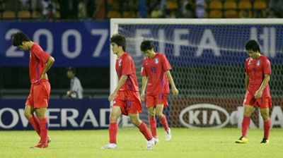 18일 수원종합운동장에서 열린 국제축구연맹(FIFA) U-17 월드컵 A조 1차전 페루와의 경기에서 0-1로 석패한 대표팀 선수들이 아쉬워하는 모습으로 경기장을 빠져나가고 있다. 