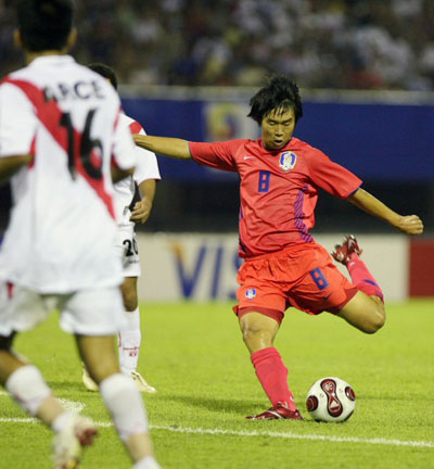 18일 수원종합운동장에서 열린 국제축구연맹(FIFA) U-17 월드컵 A조 1차전 페루와의 경기에서 배천석이 중거리슛을 날리고 있다. 