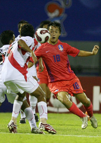 18일 수원종합운동장에서 열린 국제축구연맹(FIFA) U-17 월드컵 A조 1차전 페루와의 경기에서 주성환이 페루 수비수들 키를 살짝 넘기는 재치있는 드리블을 시도하고 있다. 