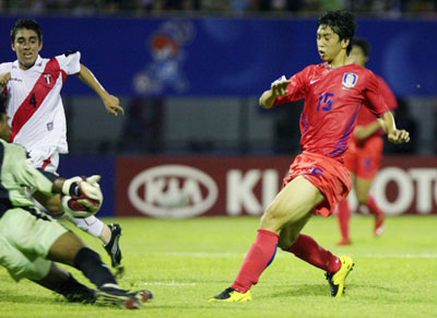 18일 수원종합운동장에서 열린 국제축구연맹(FIFA) U-17 월드컵 A조 1차전 페루와의 경기에서 김의범의 슛이 페루 골키퍼의 선방에 가로막히고 있다. 