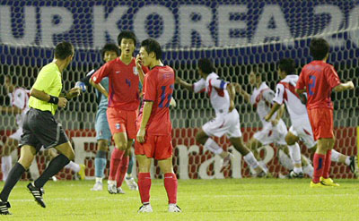 18일 수원종합운동장에서 열린 국제축구연맹(FIFA) U-17 월드컵 A조 1차전 페루와의 경기에서 한국팀 선수들이 페루의 카를로스 바잘란에게 선제골을 허용한 후 아쉬워하고 있다. 