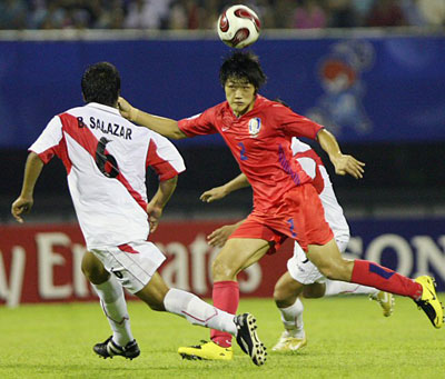 18일 수원종합운동장에서 열린 국제축구연맹(FIFA) U-17 월드컵 A조 1차전 페루와의 경기에서 한용수가 헤딩 패스를 하고 있다. 