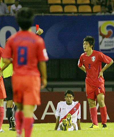 18일 수원종합운동장에서 열린 국제축구연맹(FIFA) U-17 월드컵 A조 1차전 페루와의 경기에서 한용수가 퇴장당하고 있다. 