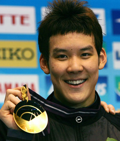 21일(한국시간) 일본 지바 국제종합수영장에서 프레올림픽으로 열린 2007 일본국제수영대회 자유형 400m 결승전에서 우승한 ‘마린보이’ 박태환이 금메달을 들고 기뻐하고 있다. 