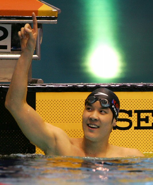 21일(한국시간) 일본 지바 국제종합수영장에서 프레올림픽으로 열린 2007 일본국제수영대회 자유형 400m 결승전에서  ‘마린보이’ 박태환이 1위를 차지한 후 기뻐하고 있다. 