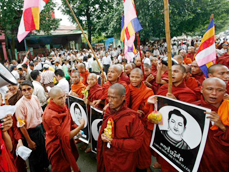 미얀마, ‘반정부 가두행진’ 10만명 참가 