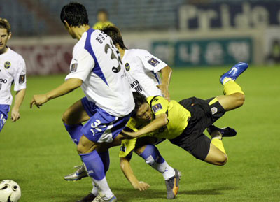 3일 전남 광양전용구장에서 열린 2007 FA컵 전국축구선수권 준결승전 전남 드래곤즈-인천 유나이티드 경기에서 전남 주광윤(맨 오른쪽)이 몸을 날리며 문전으로 쇄도하다 공을 뺏기고 있다. 