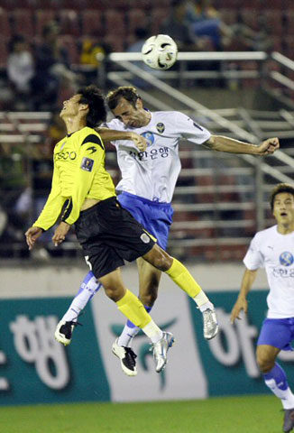 3일 전남 광양전용구장에서 열린 2007 FA컵 전국축구선수권 준결승전 전남 드래곤즈-인천 유나이티드 경기에서 전남 곽태휘(왼쪽)와 인천 드라간이 공중볼 다툼을 벌이고 있다. 