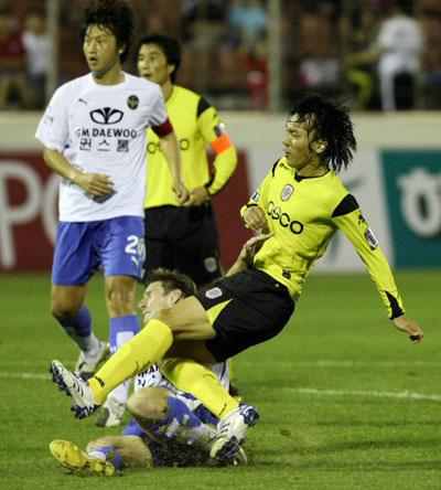3일 전남 광양전용구장에서 열린 2007 FA컵 전국축구선수권 준결승전 전남 드래곤즈-인천 유나이티드 경기에서 전남 김치우가 두번째 골을 넣고 있다. 