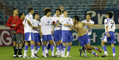 3일 전남 광양전용구장에서 열린 2007 FA컵 전국축구선수권 준결승전 전남 드래곤즈-인천 유나이티드 경기에서 인천 방승환이 깊은 태클로 주심에게 레드카드를 받은 뒤 유니폼을 벗은 채 항의하고 있다. 