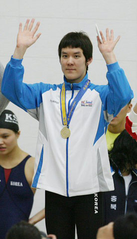  11일 오후 광주 염주수영장에서 열린 제88회 전국체육대회 수영 남고부 자유형 200m 결승에서 박태환이 금메달을 목에 걸고 기념촬영을 하고 있다. 