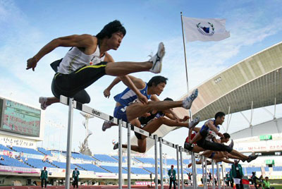 11일 광주 월드컵경기장에서 열린 제88회 전국체육대회 육상 남자일반 110m 허들 결승에서 참가 선수들이 힘차게 출발하고 있다. 