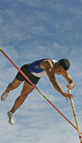  11일 광주 월드컵경기장에서 열린 제88회 전국체육대회 육상 남자일반 장대높이뛰기 경기에서 강원대표 김도균이 480cm를 성공하고 있다. 