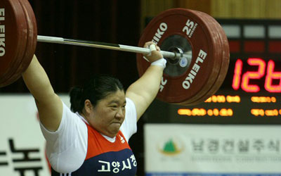 11일 오후 광주 정광고 체육관에서 열린 제88회 전국체육대회 역도 여자 일반부 75kg 이상급에 출전한 장미란이 인상 126kg을 들어올려 전국체전 대회신기록을 세우고 있다. 