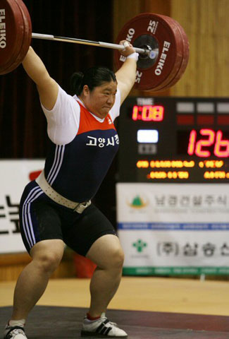 11일 오후 광주 정광고 체육관에서 열린 제88회 전국체육대회 역도 여자 일반부 75kg 이상급에 출전한 장미란이 인상 126kg을 들어올려 전국체전 대회신기록을 세우고 있다. 