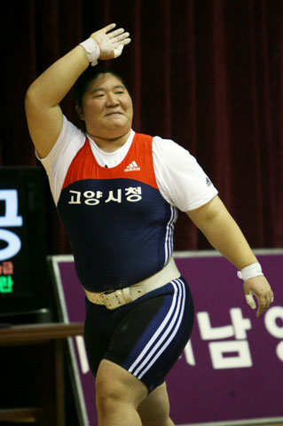 11일 오후 광주 정광고 체육관에서 열린 제88회 전국체육대회 역도 여자 일반부 75kg 이상급에 출전한 장미란이 용상 174kg을 들어 올려 대회 신기록을 세운 후 관중들의 환호에 손을 흔들며 답례하고 있다. 