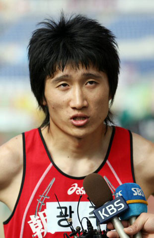 11일 광주 월드컵경기장에서 열린 제88회 전국체육대회 육상 세단뛰기에 출전, 금메달을 획득한 광주 김덕현(조선대)이 경기를 마치고 인터뷰를 하고 있다. 