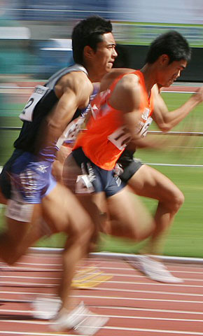 11일 광주 월드컵경기장에서 열린 제88회 전국체육대회 육상 남자고등부 100m 예선에서 참가 선수들이 힘차게 달리고 있다. 