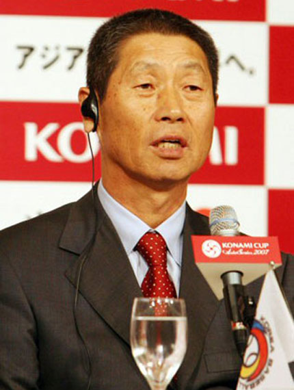 6일 오후 도쿄돔호텔에서 열린 `코나미컵 아시아시리즈 2007' 공식 기자회견에서 SK와이번스의 김성근 감독이 경기에 임하는 각오 등을 밝히고 있다. 