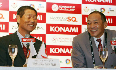 6일 오후 도쿄돔호텔에서 열린 `코나미컵 아시아시리즈 2007' 공식 기자회견에서 SK와이번스 김성근 감독이 일본 주니치드래곤스 오치아이 히로미쓰 감독과 밝은 표정으로 인사를 나누고 있다. 