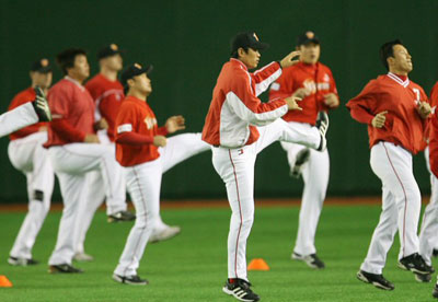 한국시리즈 우승팀으로 일본 도쿄돔에서 열리는 `코나미컵 아시아시리즈 2007'에 출전하는 SK와이번스 선수들이 6일 도쿄돔에서 가진 첫날 적응훈련에서 가볍게 몸을 풀고 있다. 
 
