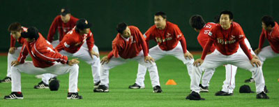 한국시리즈 우승팀으로 일본 도쿄돔에서 열리는 `코나미컵 아시아시리즈 2007'에 출전하는 SK와이번스 선수들이 6일 도쿄돔에서 가진 첫날 적응훈련에서 스트레칭을 하며 가볍게 몸을 풀고 있다. 
 