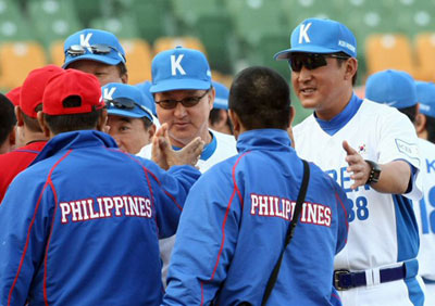 3일 오후 타이완 타이중 인터컨티넨탈 구장에서 열린 2008 베이징올림픽 야구 아시아 예선, 한국-필리핀 경기가 끝난 후 김경문 감독을 비롯한 한국 야구 대표팀이 필리핀 선수들과 인사를 나누고 있다. 