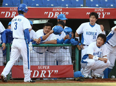 3일 오후 타이완 타이중 인터컨티넨탈 구장에서 열린 2008 베이징올림픽 야구 아시아 예선, 한국-필리핀 경기에서 한국 고영민(왼쪽)이 김민재의 2루타로 득점에 성공한 후 팀 동료들과 하이파이브를 하고 있다. 