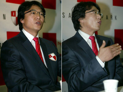 4일 오후 K리그 부산 아이파크 구단사무실에서 신임 감독으로 취임한 황선홍(왼쪽)이 기자들의 질문에 답하고 있다. 