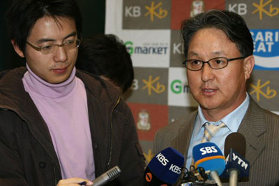 4일 오후 인천 국제공항을 통해 귀국한 야구 대표팀 김경문 감독이 취재진의 인터뷰에 답하고 있다. 