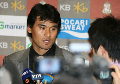 4일 오후 인천 국제공항을 통해 귀국한 야구 대표팀 주장 박찬호가 취재진의 인터뷰에 답하고 있다. 