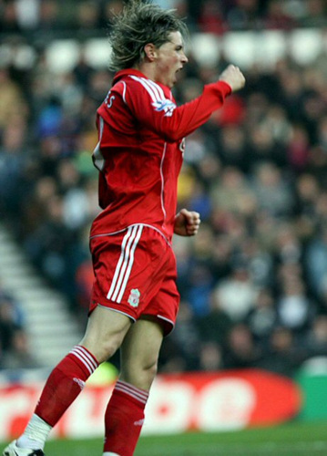 26일(현지 시간) 잉글랜드 프라이드 파크 스타디움에서 벌어진 더비 카운티 대 리버풀과의 2007-2008 프리미어리그 19라운드에서 선제골을 기록한 토레스(리버풀)가 뛰어오르며 환호하고 있다. 이날 경기에서 리버풀이 2 대 1로 힙겹게 승리했다. 