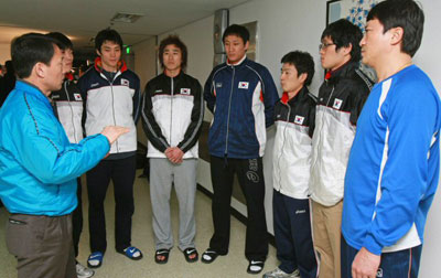 베이징올림픽 핸드볼 아시아 예선 재경기 장소와 일정이 확정된 가운데 13일 오후 태릉선수촌에 소집된 남자 핸드볼 대표팀 선수들이 김태훈 감독(왼쪽)으로부터 당부의 말을 듣고 있다. 