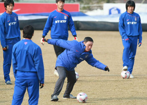 10일 오전 경기도 파주 NFC(대표팀 트레이닝센터)에서 축구 대표팀 허정무 감독이 동아시아축구연맹 선수권(17일부터 중국 충칭)에 대비한 훈련 중 선수들에게 드리블 시범을 보이고 있다.
 