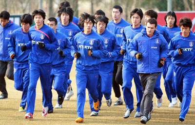 17일부터 중국 충칭에서 열리는 동아시아축구연맹(EAFF)선수권대회를 앞두고 소집된 축구대표팀 선수들이 10일 오전 경기도 파주 NFC(대표팀 트레이닝센터)에서 첫 훈련을 하고 있다. 